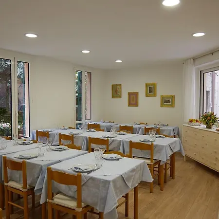 Lydia Hotel 2*