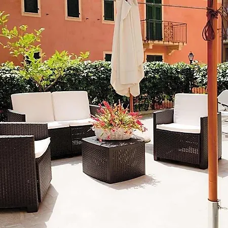 Lydia Hotel 2*